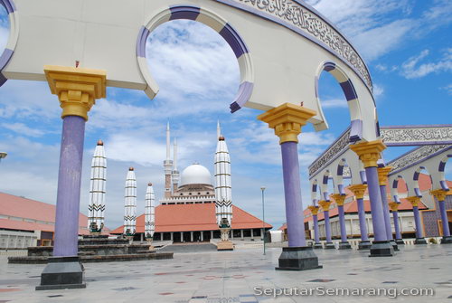 masjid diantara pilar