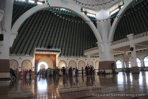 ruang utama masjid