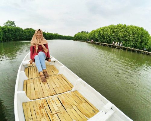 Perahu di antara mangrove
