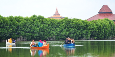 Serunya Wisata Perahu di antara Mangrove di Grand Maerakaca