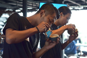 Kelas Kopi Adu Skill Barista Menggambar di Atas Secangkir Kopi