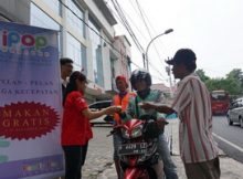 Berbagi Kasih, Pop Karaoke Bagi Makanan Gratis